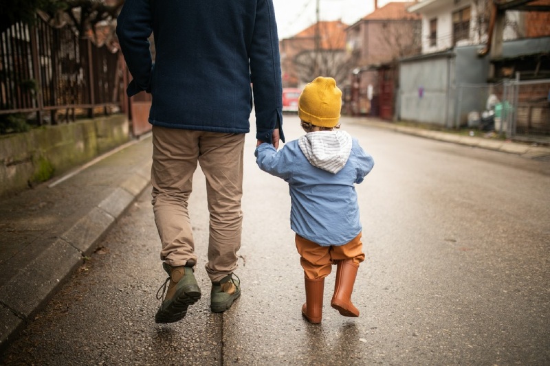 spacer ojca z dzieckiem